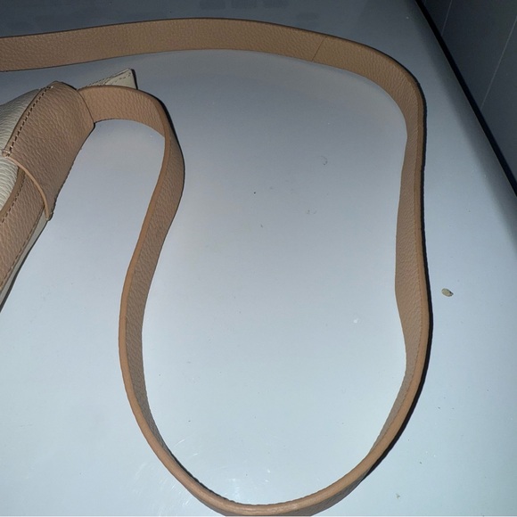 American Leather Co. Crowley Bucket Crossbody Beige & Tan - Picture 4 of 10